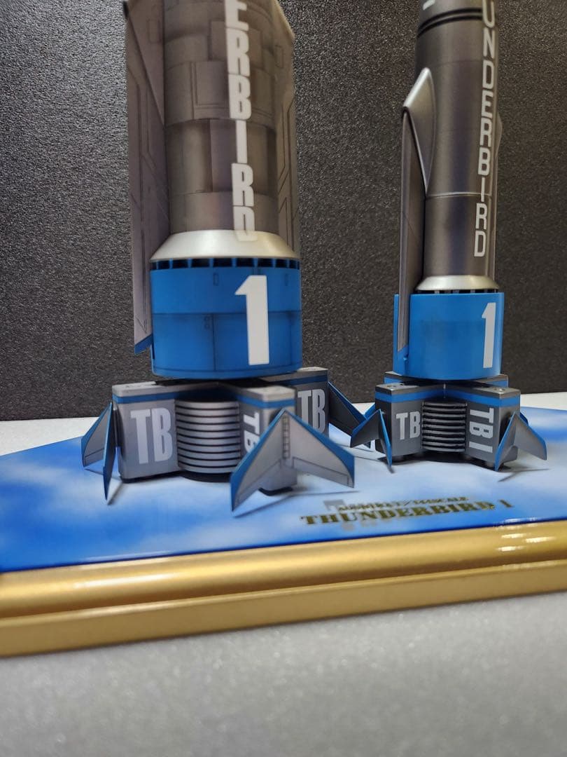 【究極のプロ完成品No12】サンダーバード1号　新旧揃い踏み　ロゴ入り効果ベース