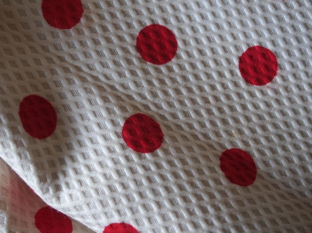 赤い水玉模様のコットンピケベビー服用 ファブリック 幅77c×464c/K405