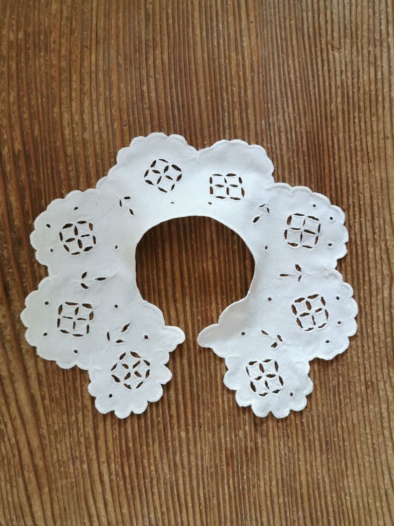 アンティーク オープンカットワーク花刺繍 アイレット スカラップスタイ 付け襟