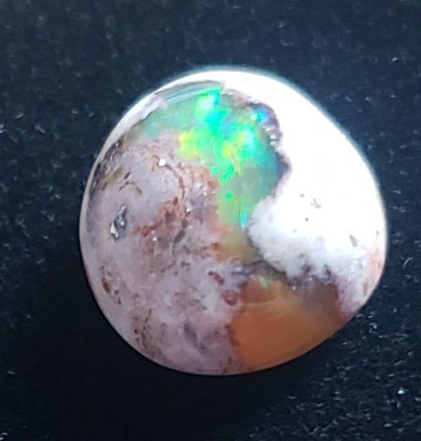 裏まで遊色効果のあるカンテラオパール