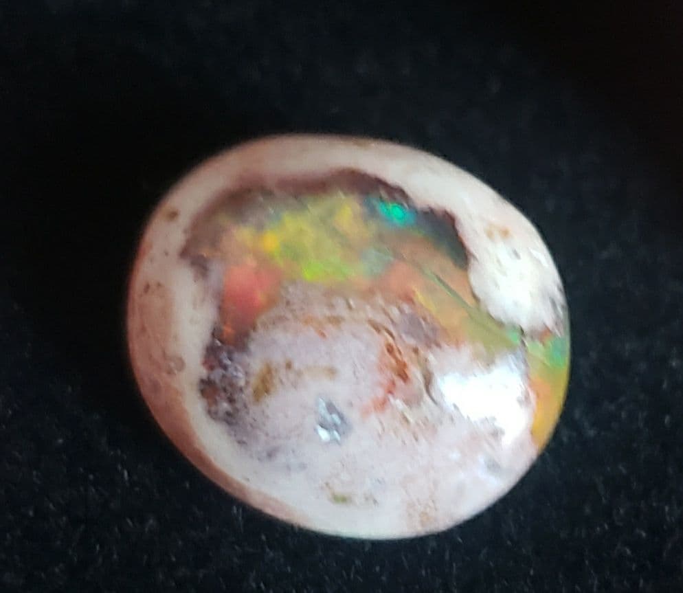 裏まで遊色効果のあるカンテラオパール