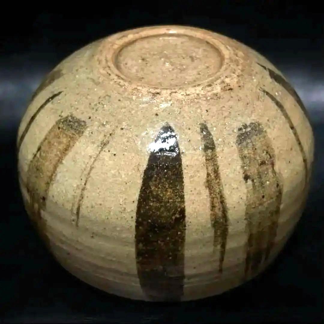 美しい古美術◾️蔵から美しい縦じま紋様の可愛らしいまん丸な抹茶茶碗が出て来ました。