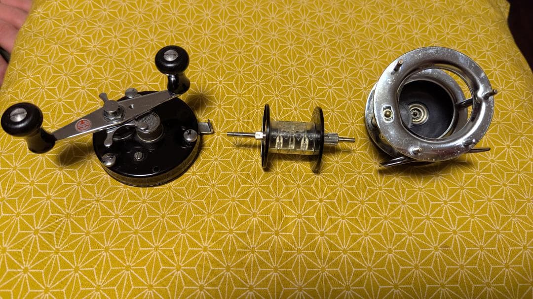 ベイトリール 黒とシルバー