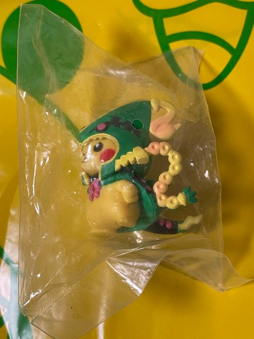 ポケセン限定 メガレックウザ ポンチョを着たピカチュウ　フィギュア　未開封