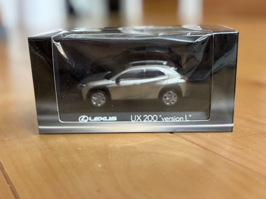京商　Lexus UX 200 \"version L\" ミニカー　1/43