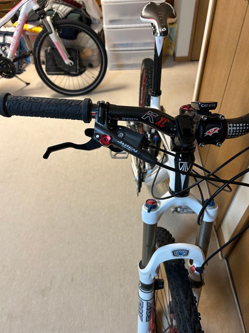 トレック　フューエルEX9マウンテンバイク ホワイト／レッド26インチ