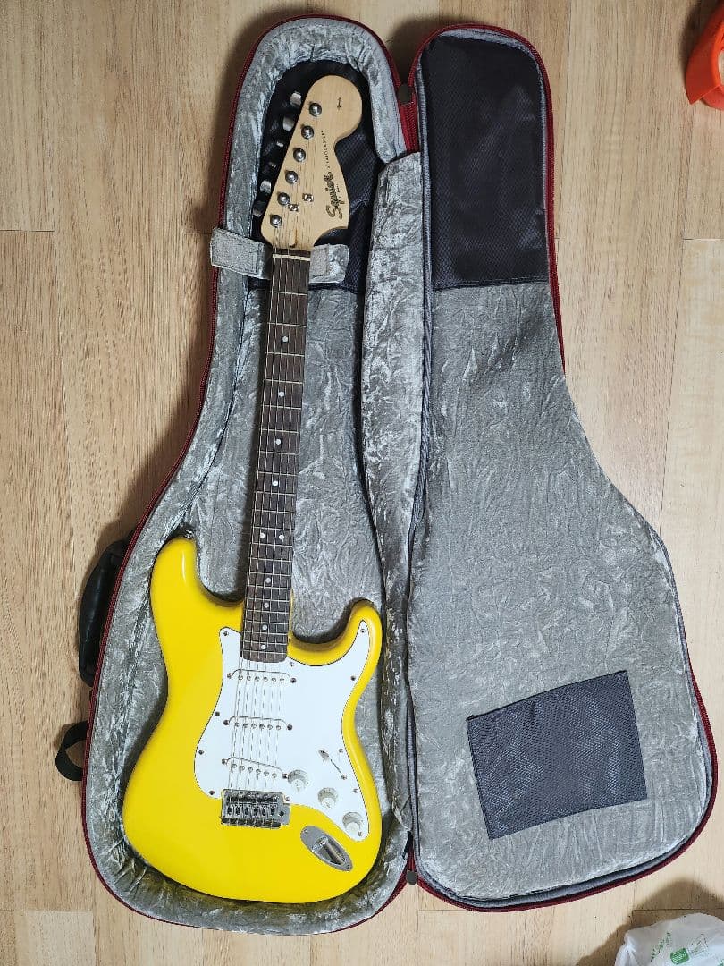 Squier by Fenderストラトキャスター ケース付