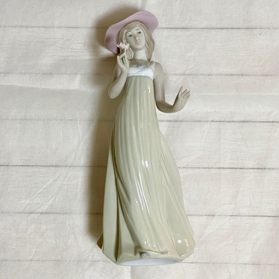 リアドロ　ナオ　一輪の花を持つ女性