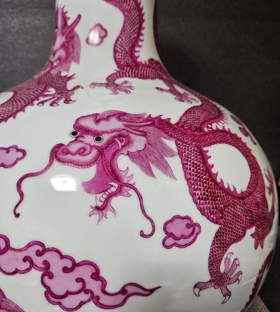 中国美術　中国陶磁器　大清乾隆年製銘　紅釉　粉彩　八龍図　五爪の龍図　大天球瓶