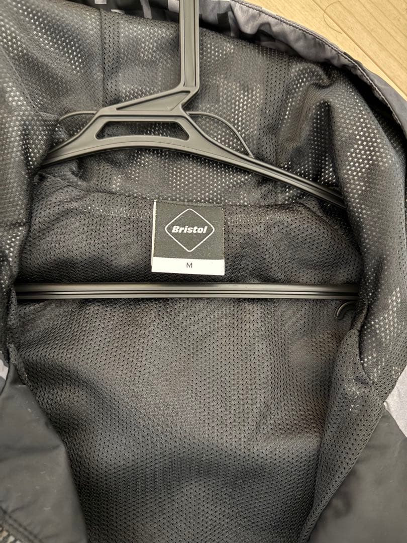 Bristol M ピステ・ウィンドブレーカー 黒/緑/灰色 ヒョウ柄