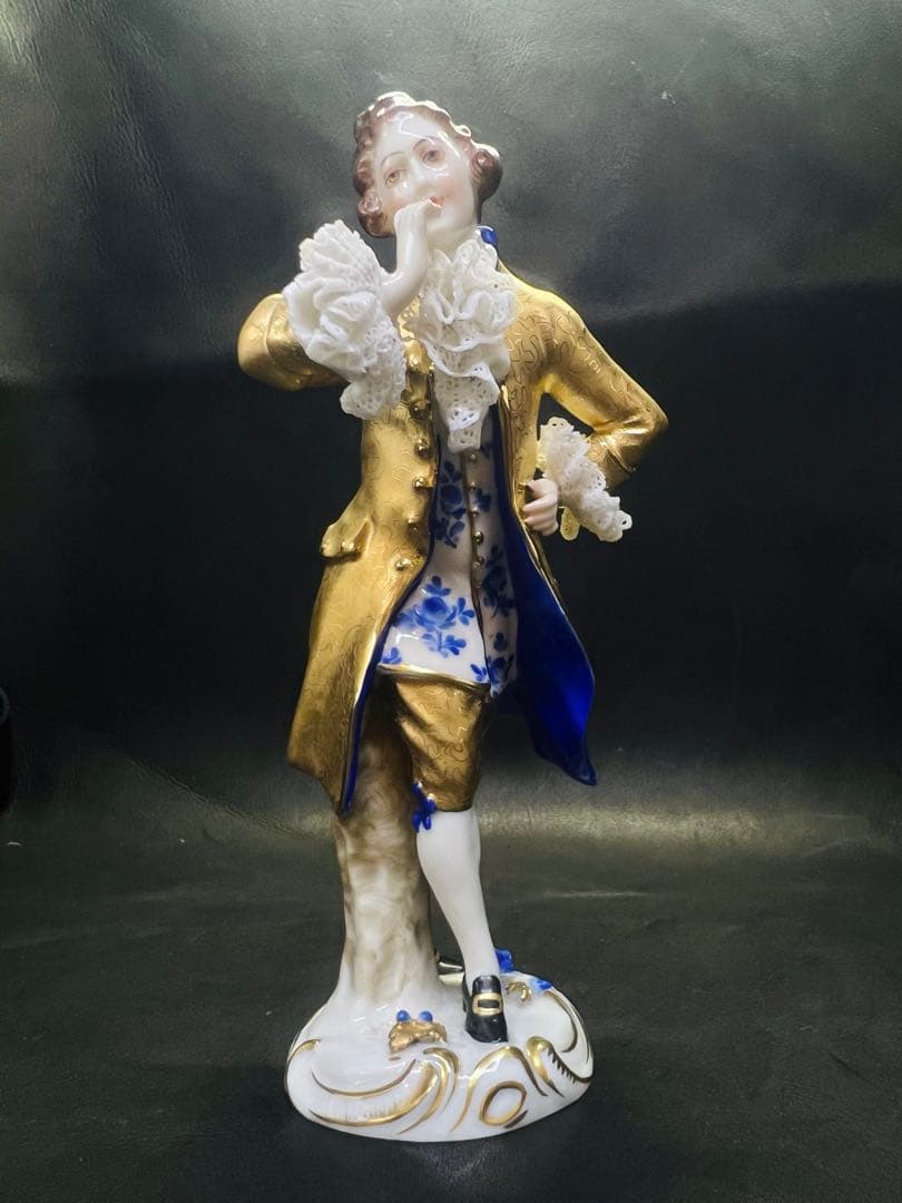 金色のコート 男性フィギュア 陶磁器