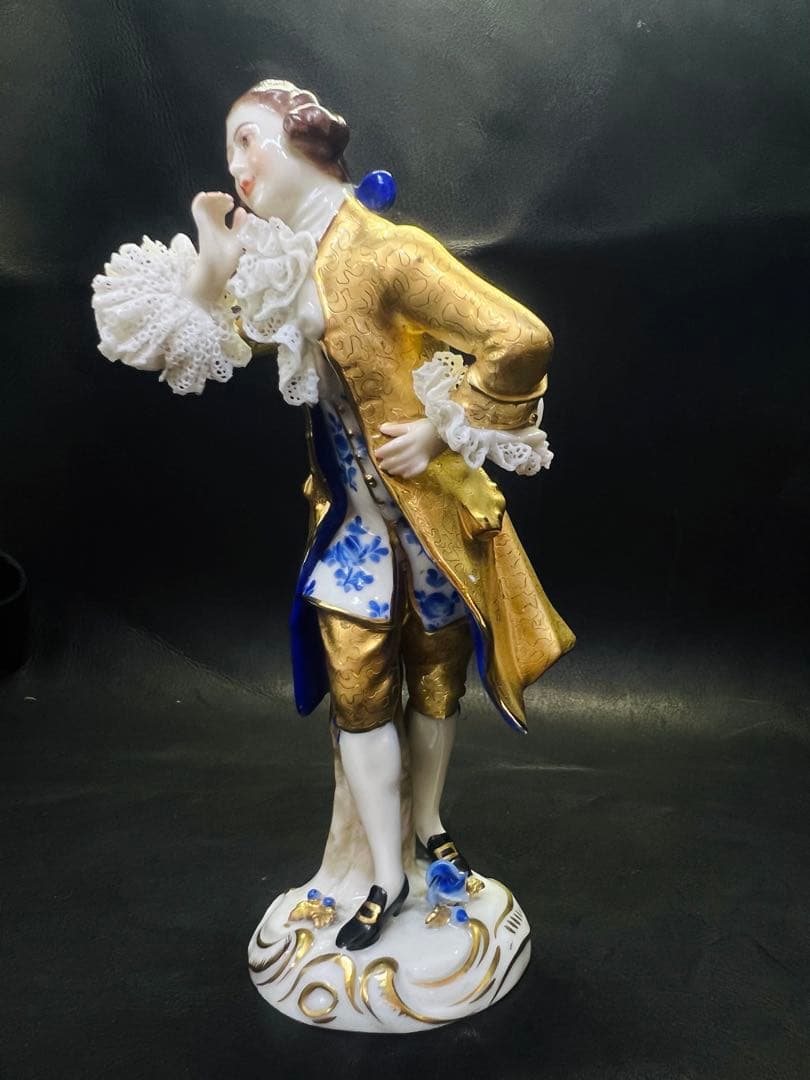 金色のコート 男性フィギュア 陶磁器