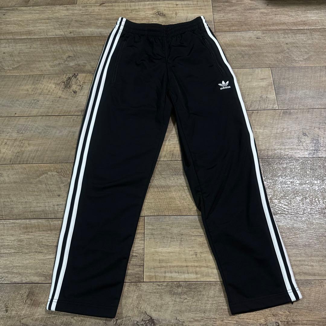 新品未使用品 黒 アディダスオリジナルス セットアップ 3本ライン 定番