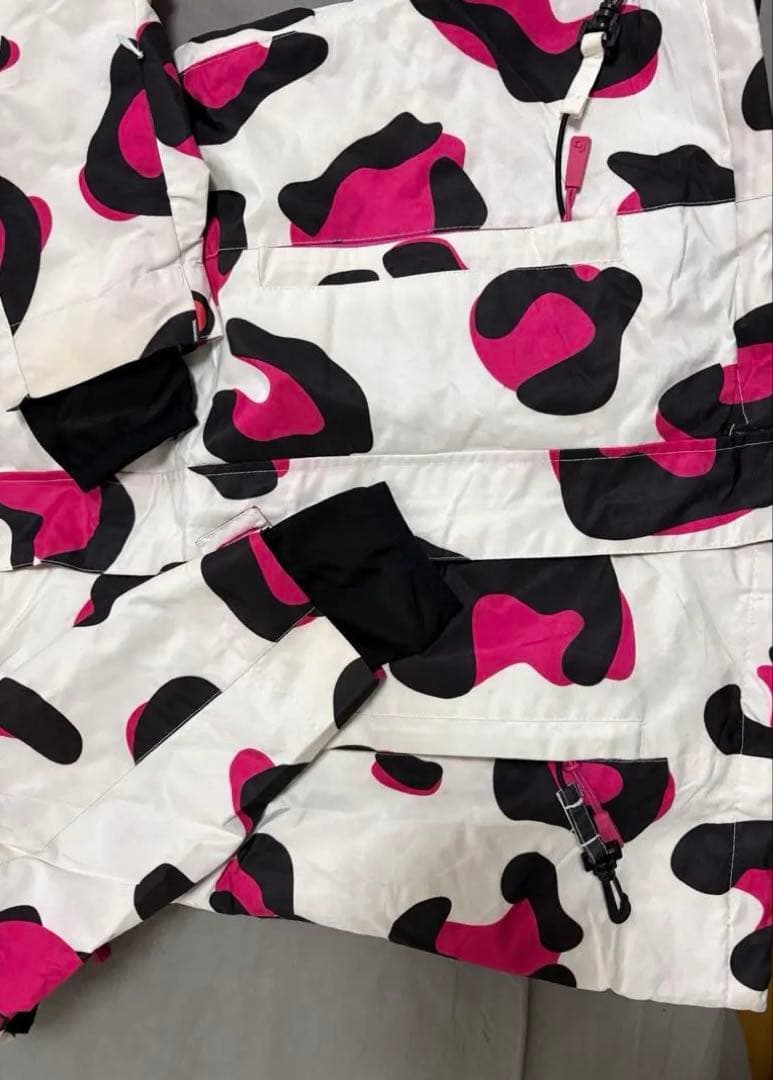 ハローキティ　スノボウェア９号上下セットおまけつき