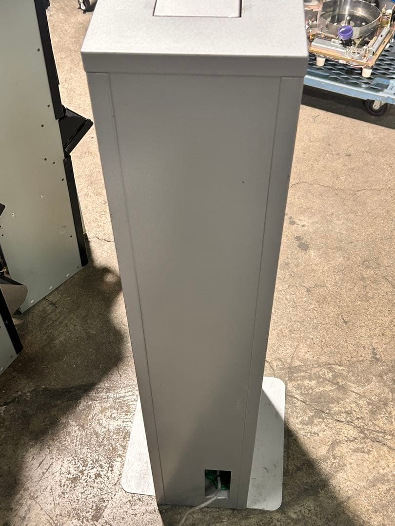 両替機•ラモン1000•株式会社マリンゲーム••新札対応品・ガチャガチャの横に