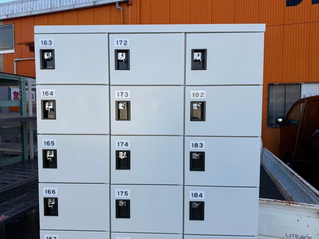 愛知　２７人用ロッカー シューズボックス　中古　南京錠タイプ