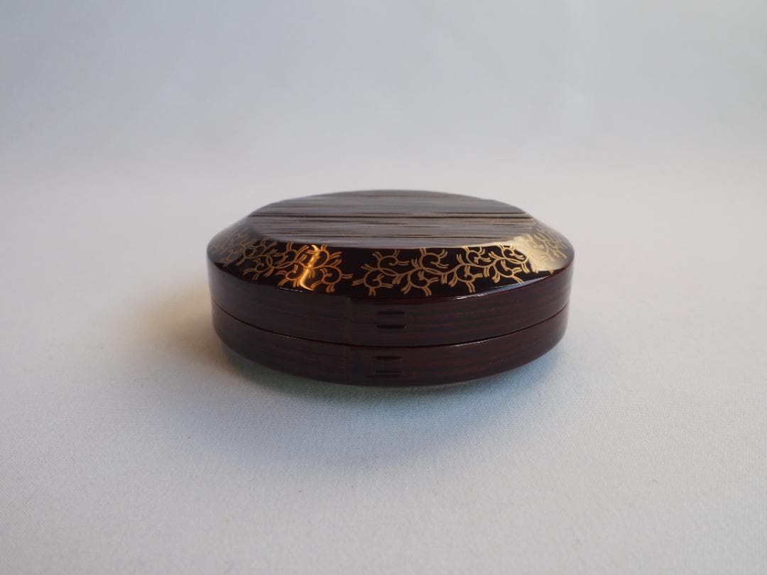 裏千家15世鵬雲斎御書付『面唐草絵曲香合』初代橋村万象造（共箱）