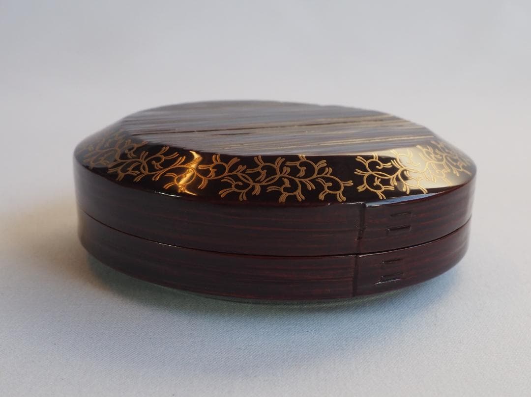 裏千家15世鵬雲斎御書付『面唐草絵曲香合』初代橋村万象造（共箱）