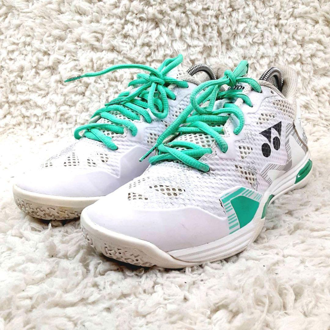 美品 24㎝◎YONEX ヨネックス バトミントンシューズ ホワイト 白