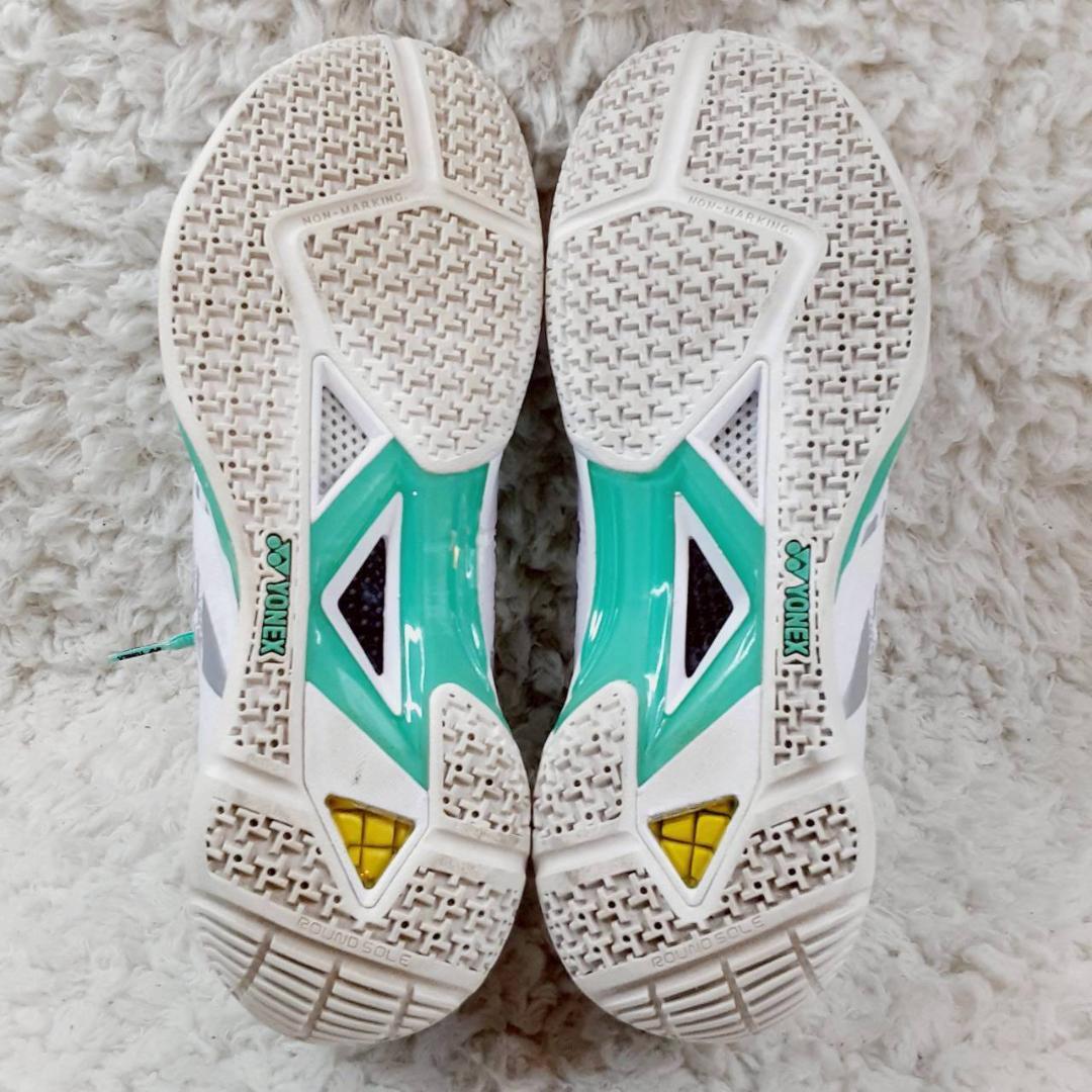 美品 24㎝◎YONEX ヨネックス バトミントンシューズ ホワイト 白