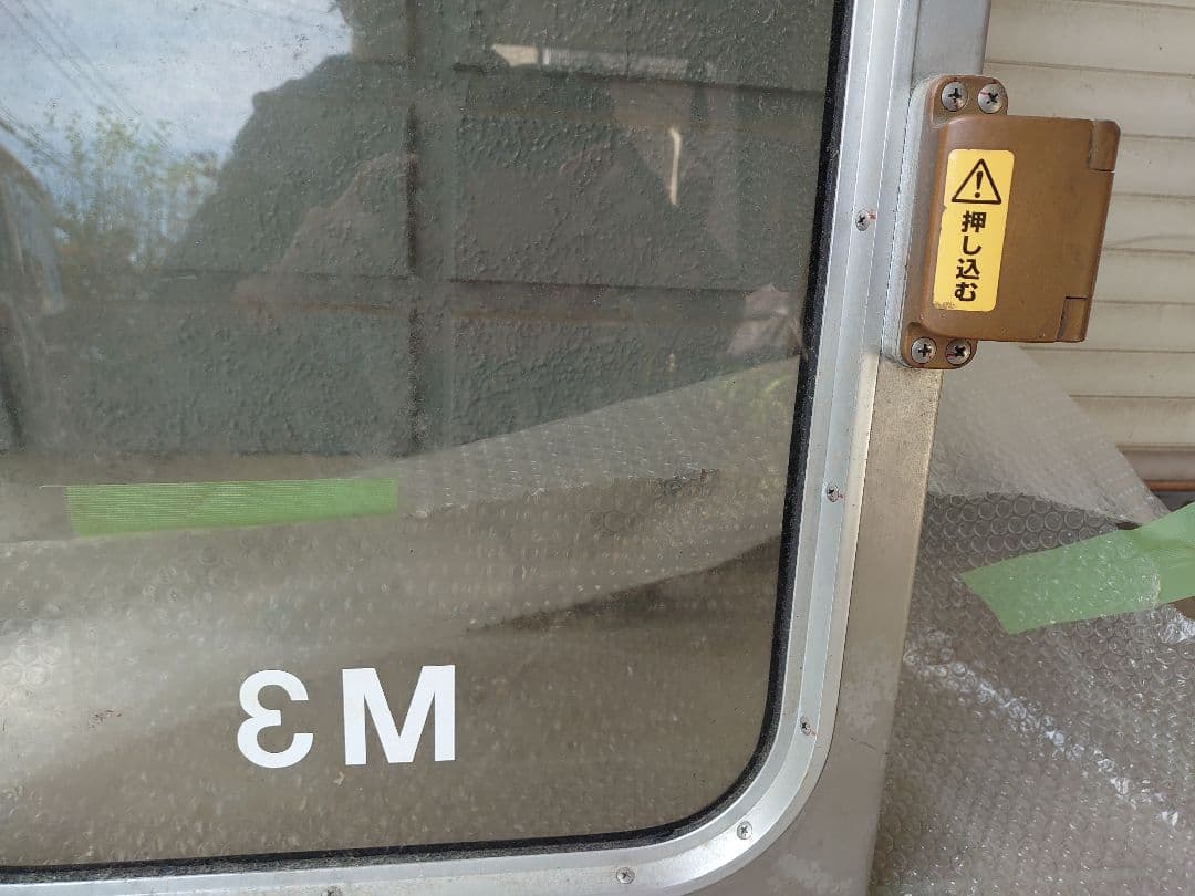 E1系MAX　乗務員室扉窓　M3