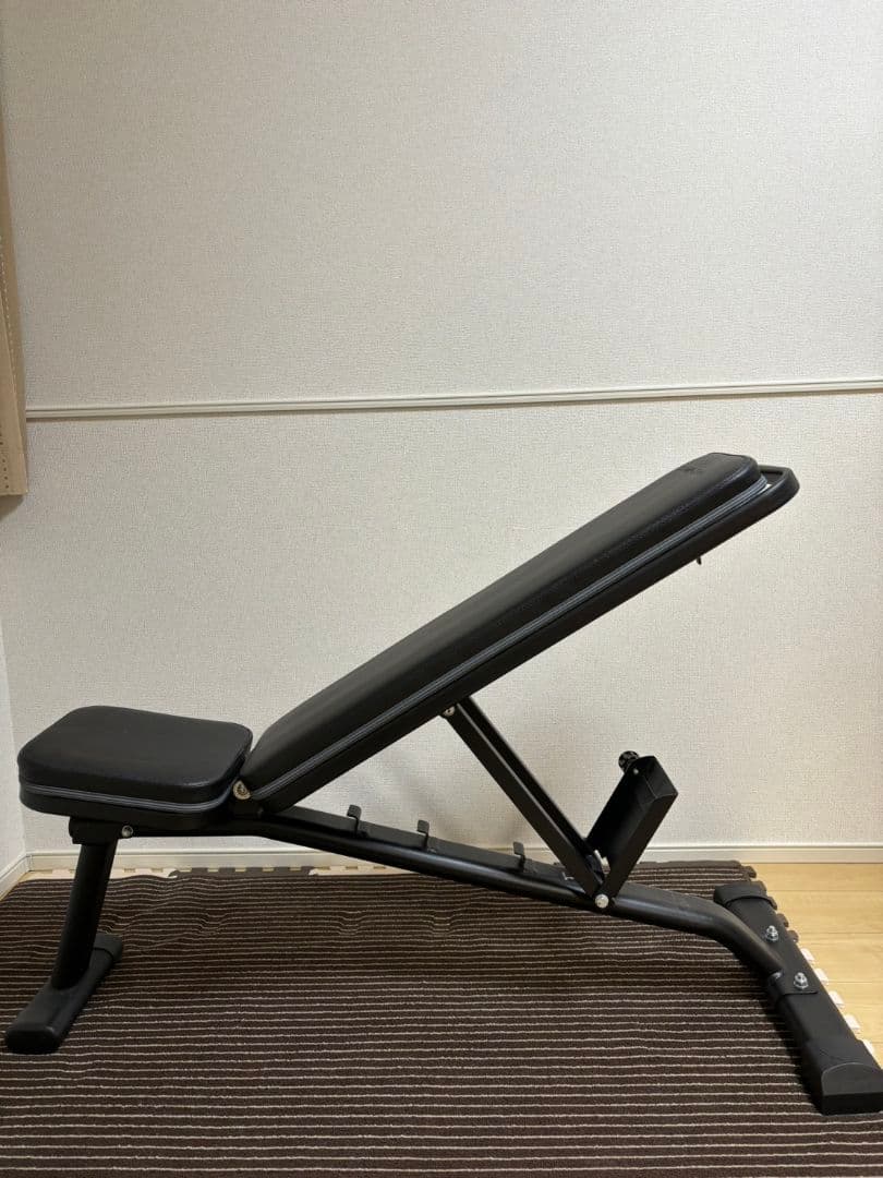 トレーニング用品（ベンチ、ダンベル）