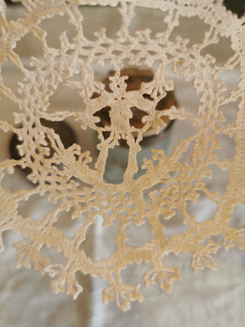 アンティーク ベルギー購入 可愛い人物像の小さなリネンドイリー フリルコースター