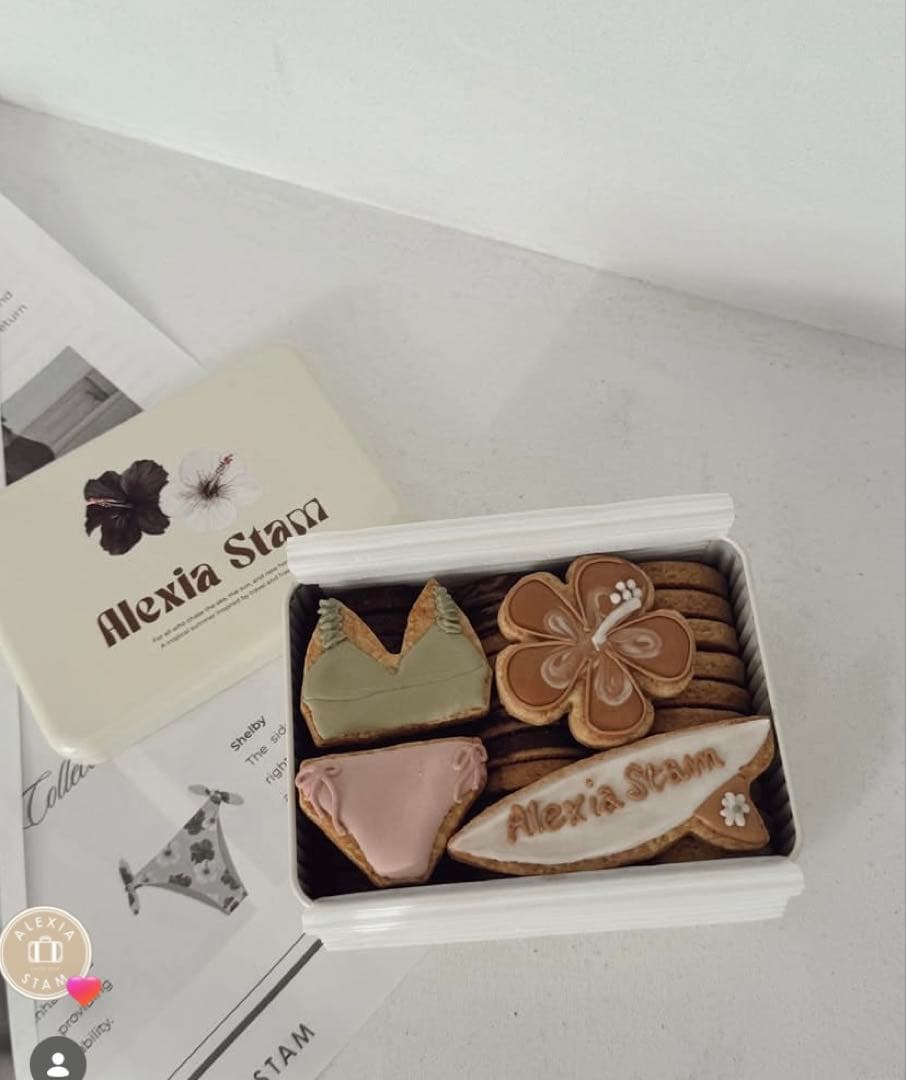 アリシアスタン　クッキー　缶　コラボ　クッキーマジック　ビキニ