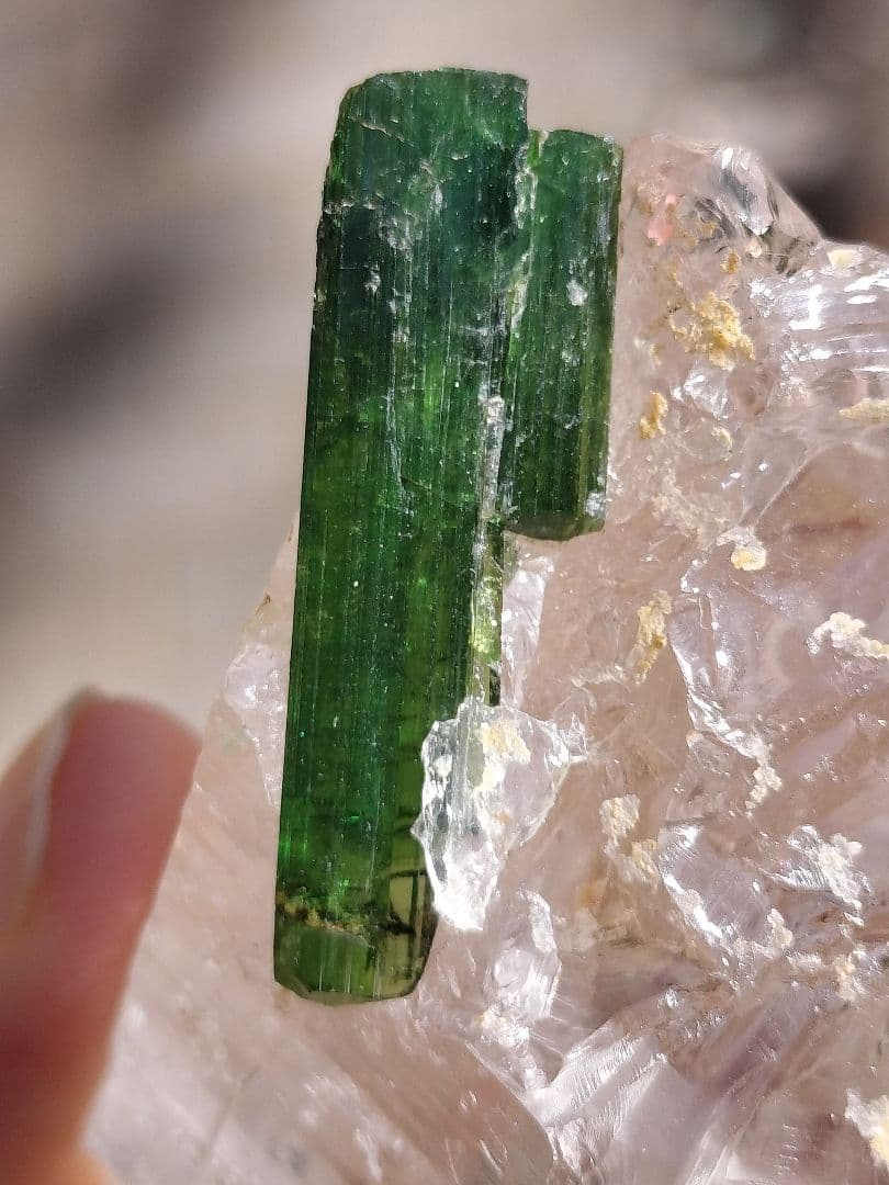 グリーントルマリンオンクォーツ