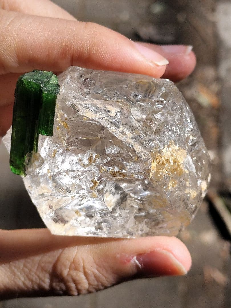 グリーントルマリンオンクォーツ