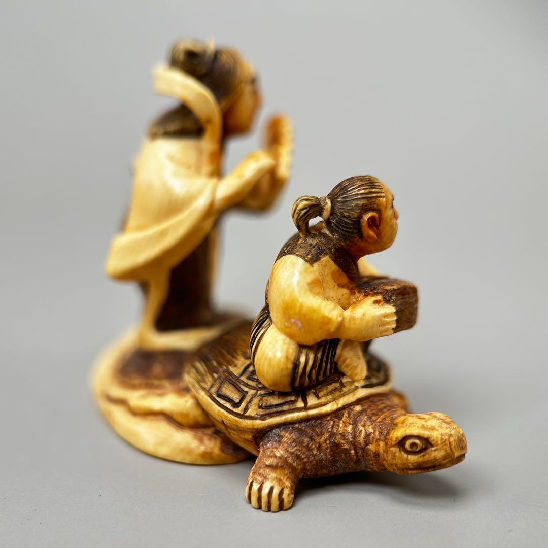 亀に乗った男女極上　根付　天然素材アンティーク骨董　飾り物古美術置物細密細工