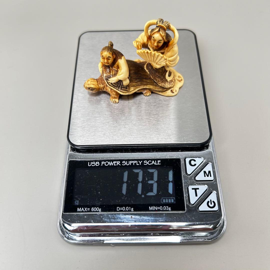 亀に乗った男女極上　根付　天然素材アンティーク骨董　飾り物古美術置物細密細工