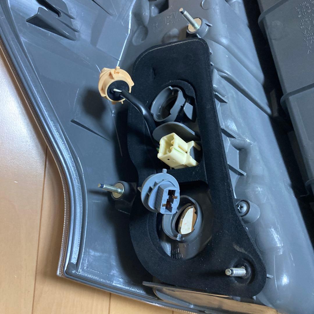 売り切り価格！平成24年式　プリウス　アルファ テールライト 左右セット