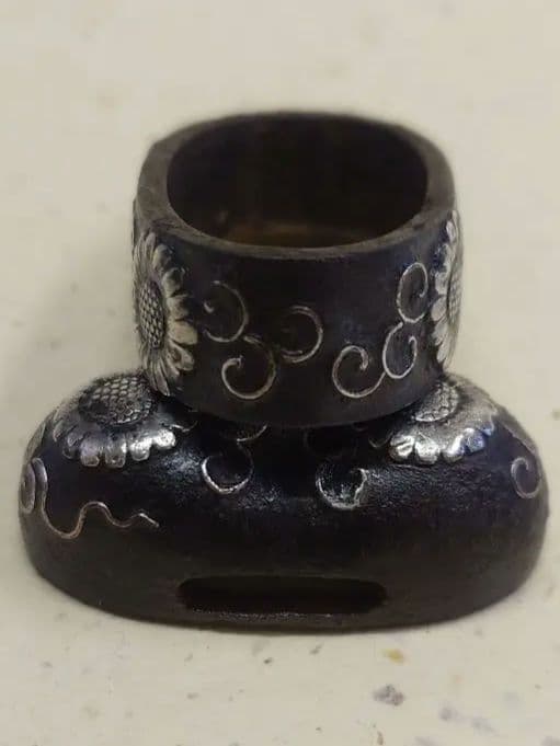 縁頭、鉄地に銀象嵌で菊に唐草図