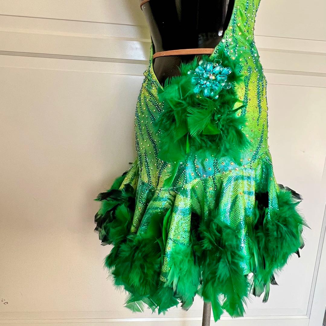 可愛い羽根が華やかな社交ダンスラテンドレス