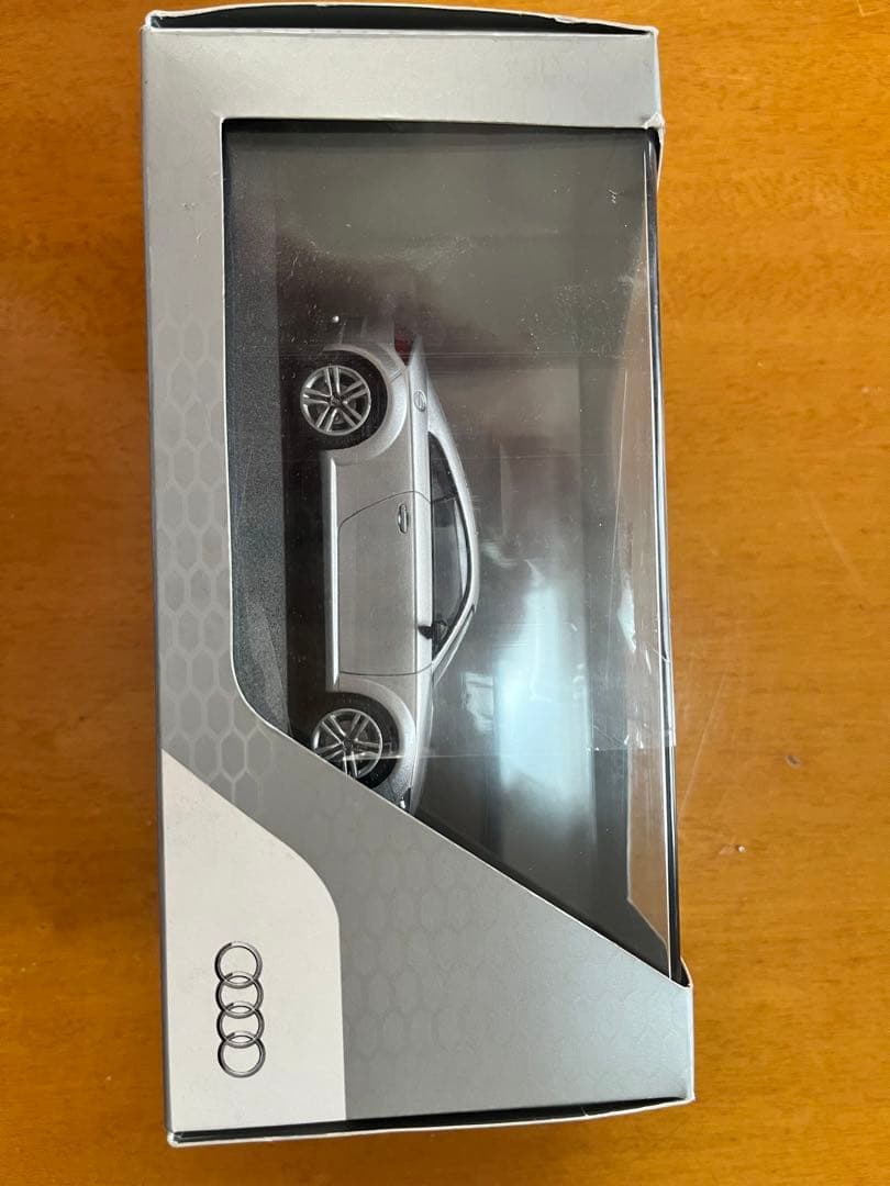 Audi TT Coupé ミニカー 1/43 スケール シルバー