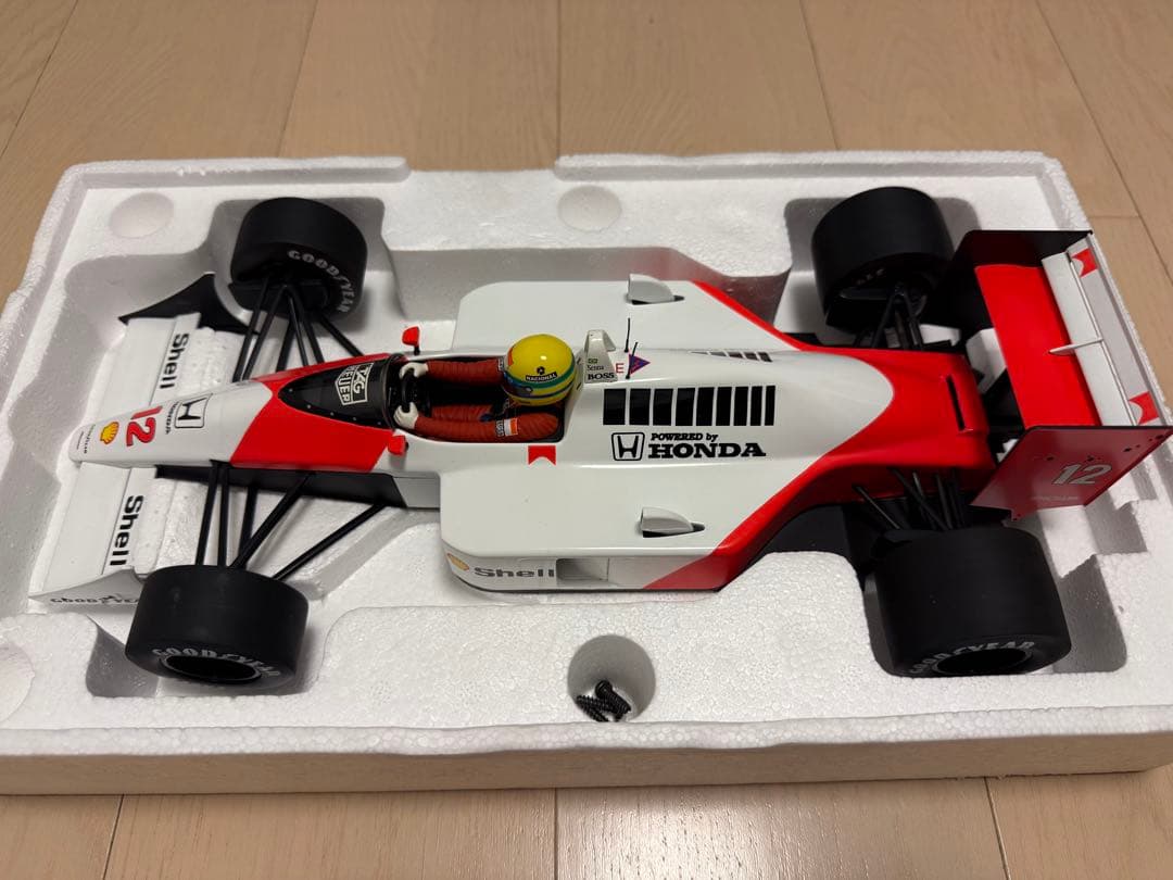 ミニチャンプス　マクラーレン　McLarenMP4/4 1/12ミニカー