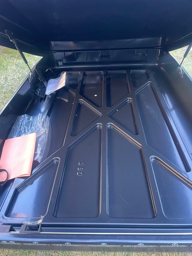 THULE ルーフボックス シルバー　釣り　アウトドア　スノーボード　海