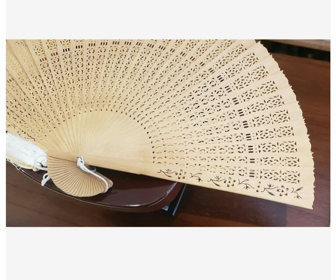 白檀扇子　透かし彫り