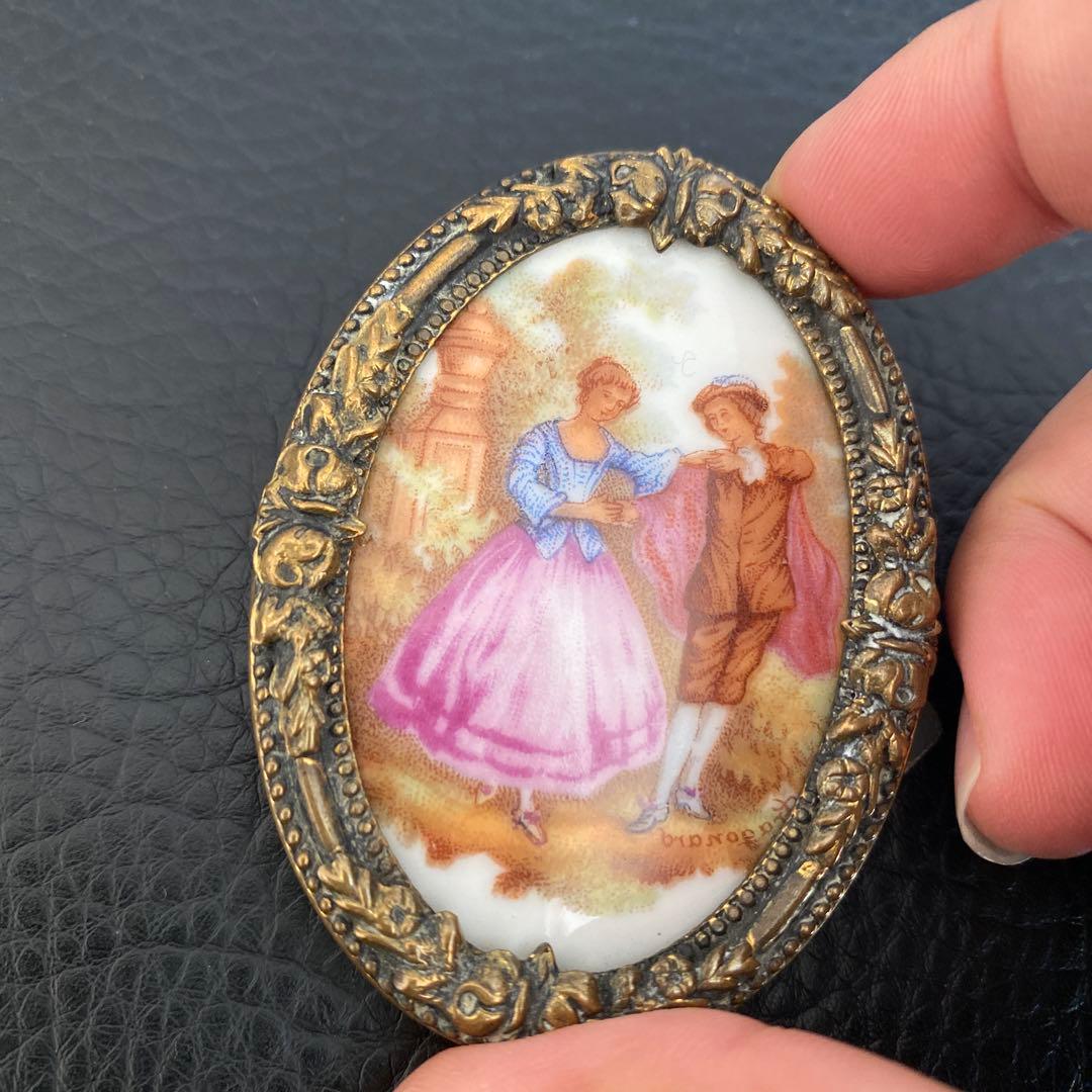 アンティーク男女絵柄ブローチか写真アルバムかMade in Denmark丹麦製