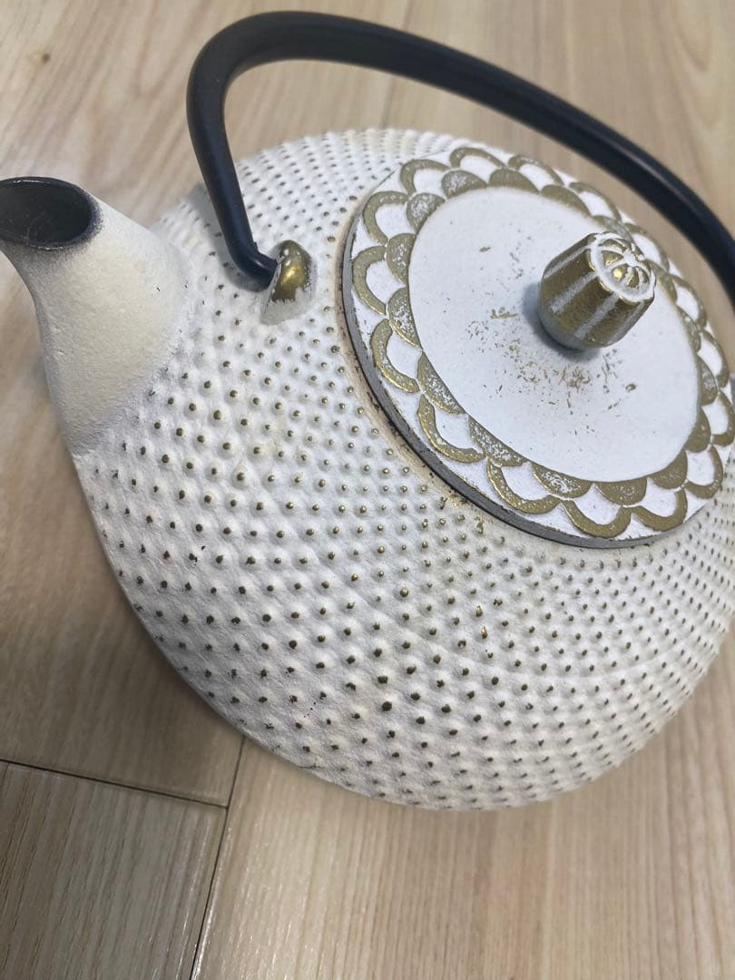 南部鉄器【南部宝生堂 及富 OITOMI】令和霰　瓶敷セット (ホワイト 白）