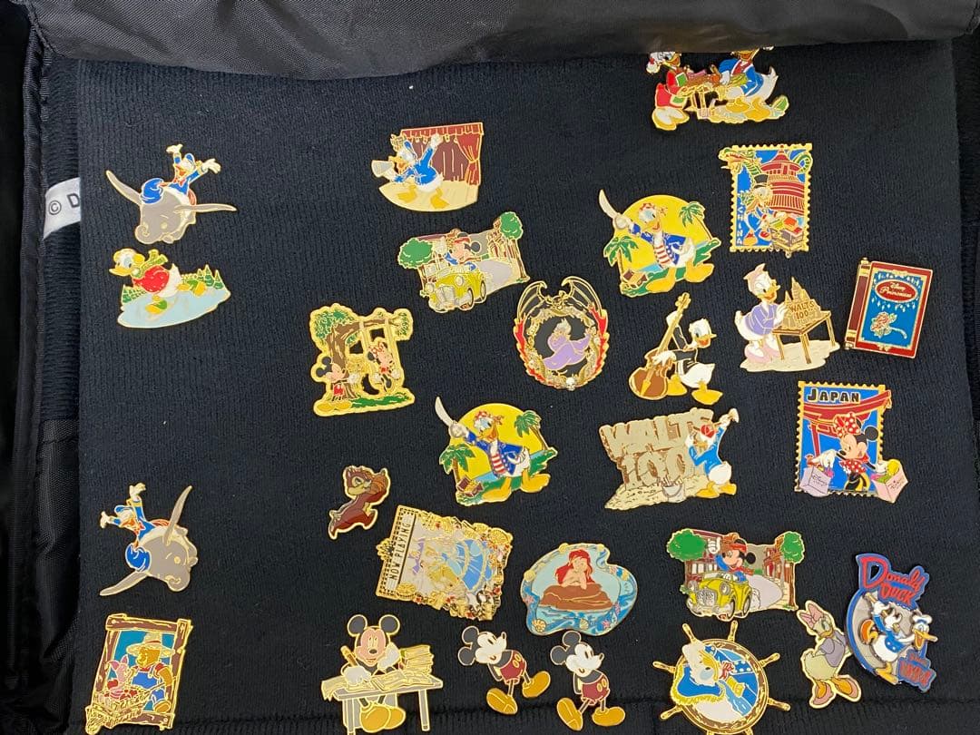 3-2704 ウォルトディズニー生誕100年　ピンバッジ・缶バッジ等グッズまとめ