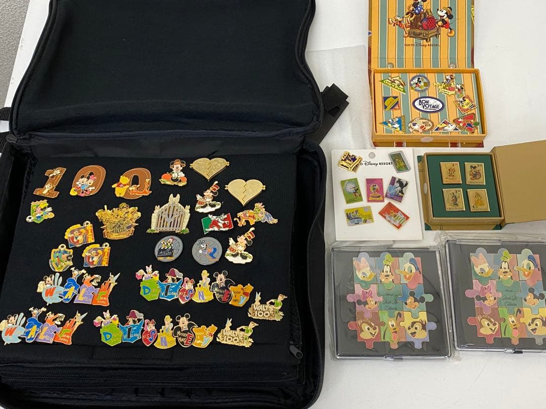 3-2704 ウォルトディズニー生誕100年　ピンバッジ・缶バッジ等グッズまとめ
