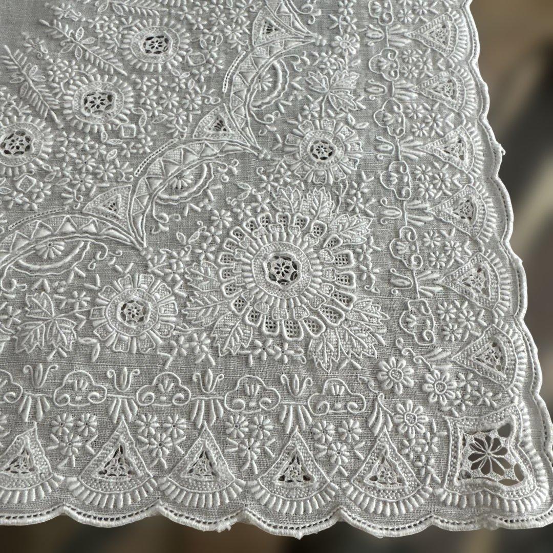 スワトウ　白のハンカチ　刺繍が美しい　中国汕頭　アンティーク