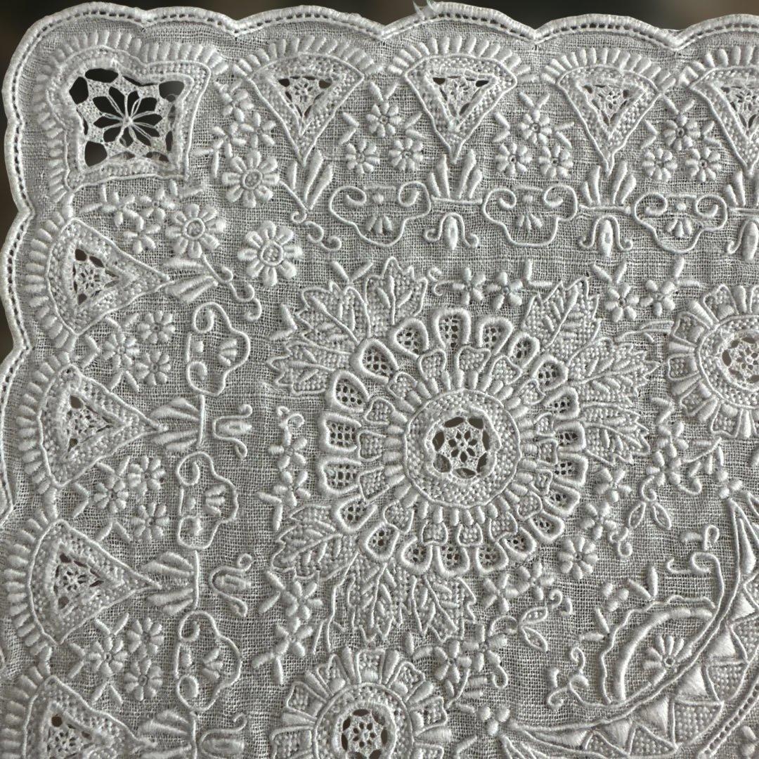 スワトウ　白のハンカチ　刺繍が美しい　中国汕頭　アンティーク