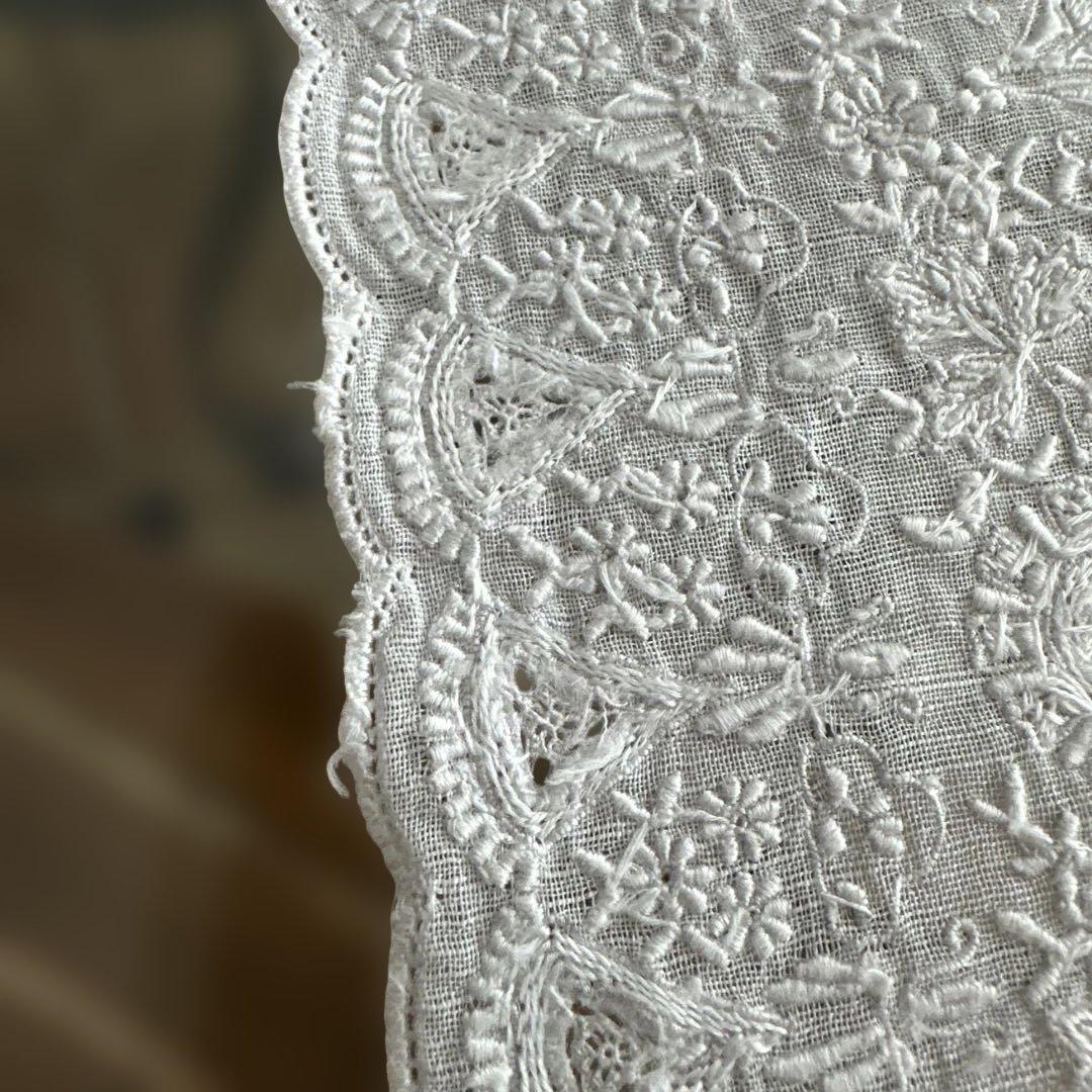 スワトウ　白のハンカチ　刺繍が美しい　中国汕頭　アンティーク