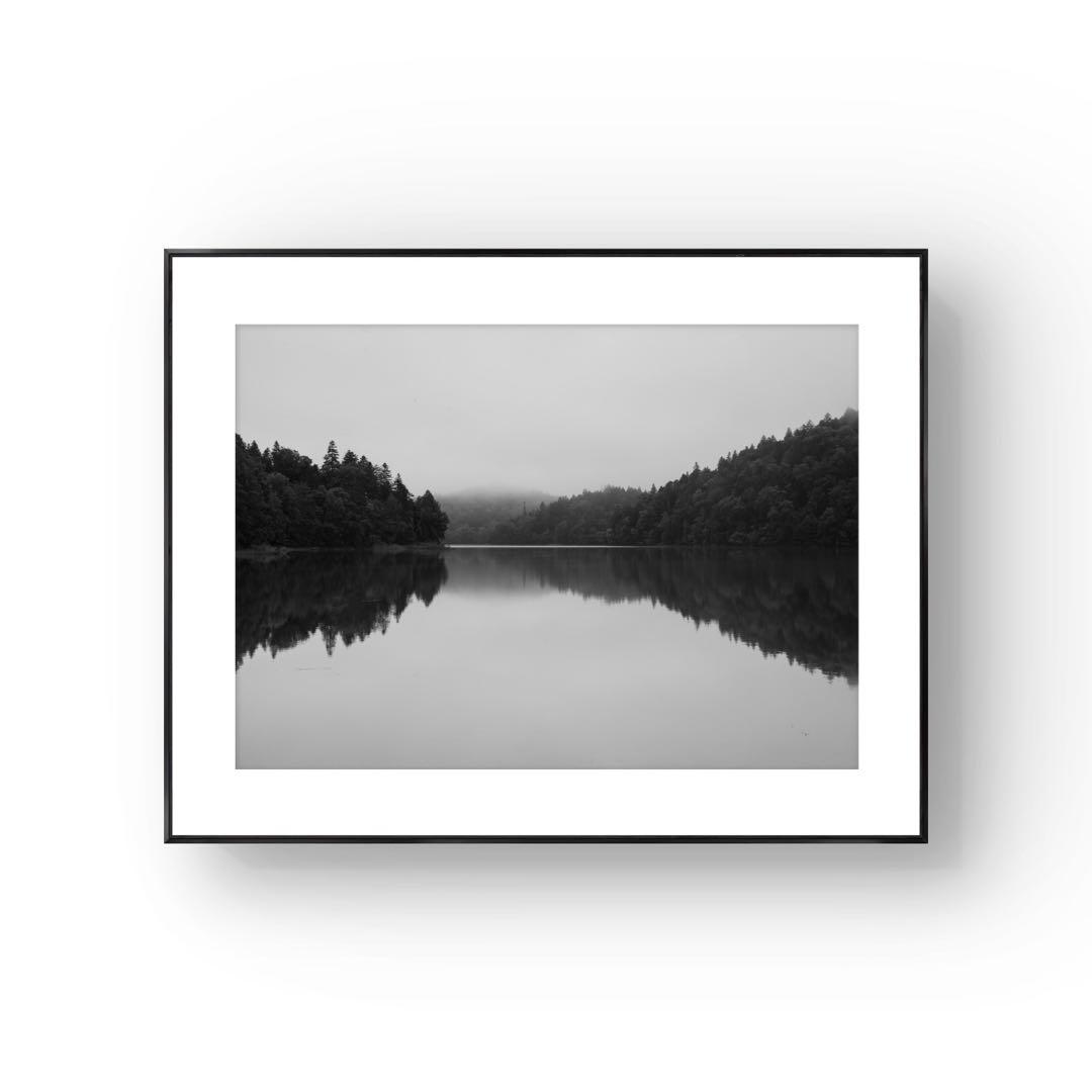 モノクロ風景写真 湖の静寂　A3サイズ　額・白マット付き