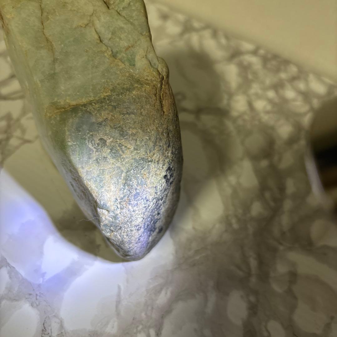 糸魚川翡翠　原石1.9ｋｇ 高さ11㎝　幅14㎝ 鑑賞石 自然石 天然石鉱物水石