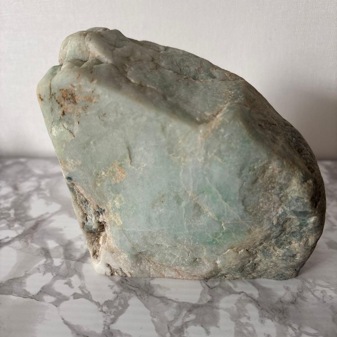 糸魚川翡翠　原石1.9ｋｇ 高さ11㎝　幅14㎝ 鑑賞石 自然石 天然石鉱物水石