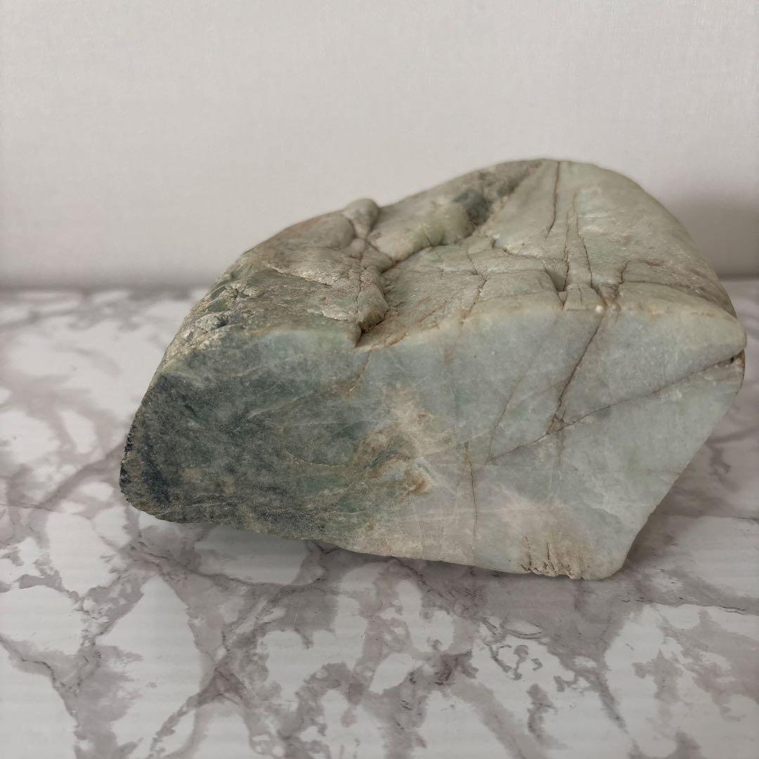 糸魚川翡翠　原石1.9ｋｇ 高さ11㎝　幅14㎝ 鑑賞石 自然石 天然石鉱物水石